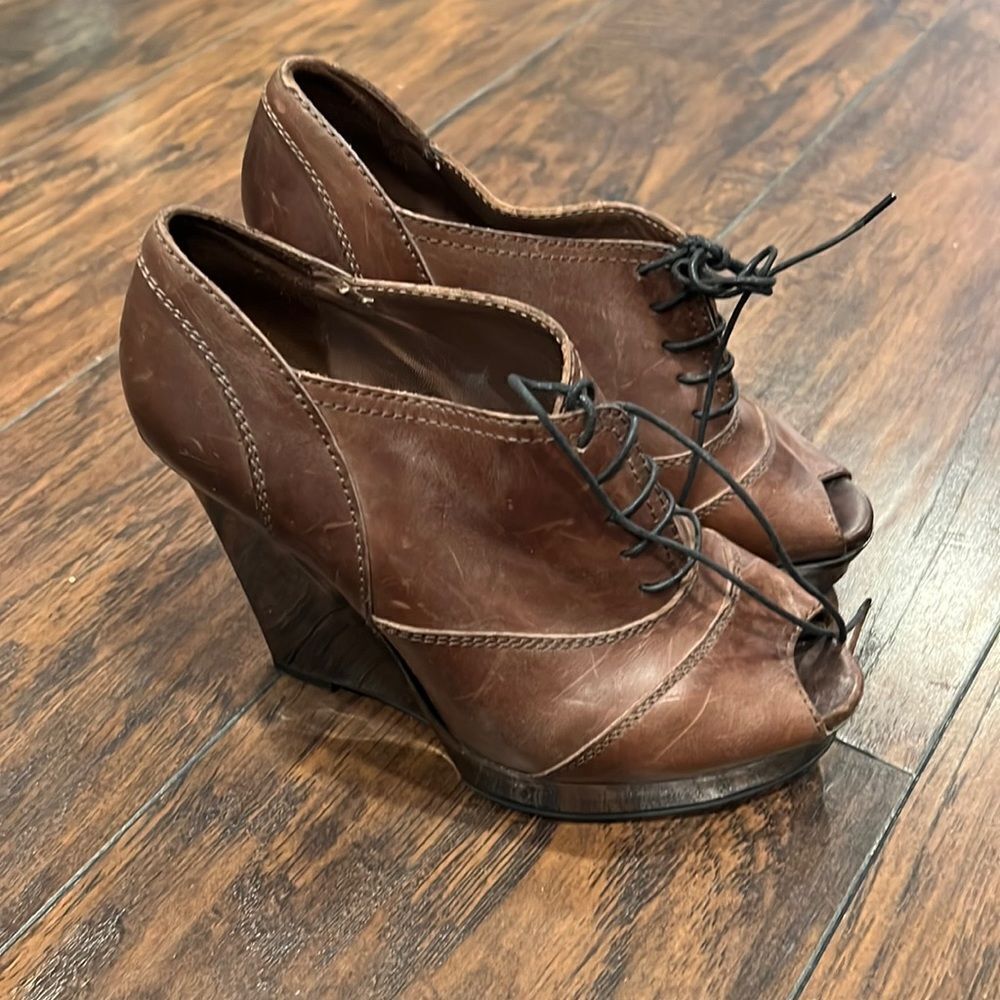 MARNI
Leather Pumps
Size: 7
Description
Marni Leather Pumps GUC